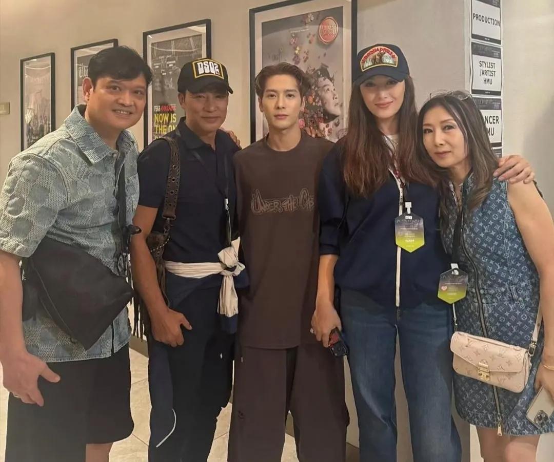 任达华这辈子值了，妻子肤白貌美大长腿！任达华大家都不陌生，演艺生涯奉献过很多