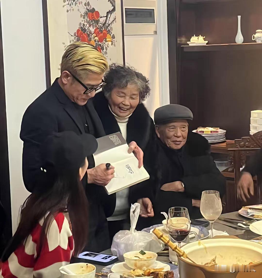 方媛带着郭富城回老家的场景，一家子都是郭富城的粉丝。亲戚们看到他非常高兴，有的和