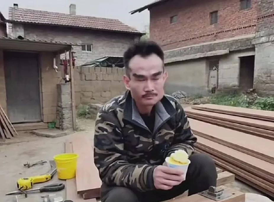 认知太重要了，有这长相，还在工地干什么活儿？直接穿身道袍，开个直播，妥妥轻松年
