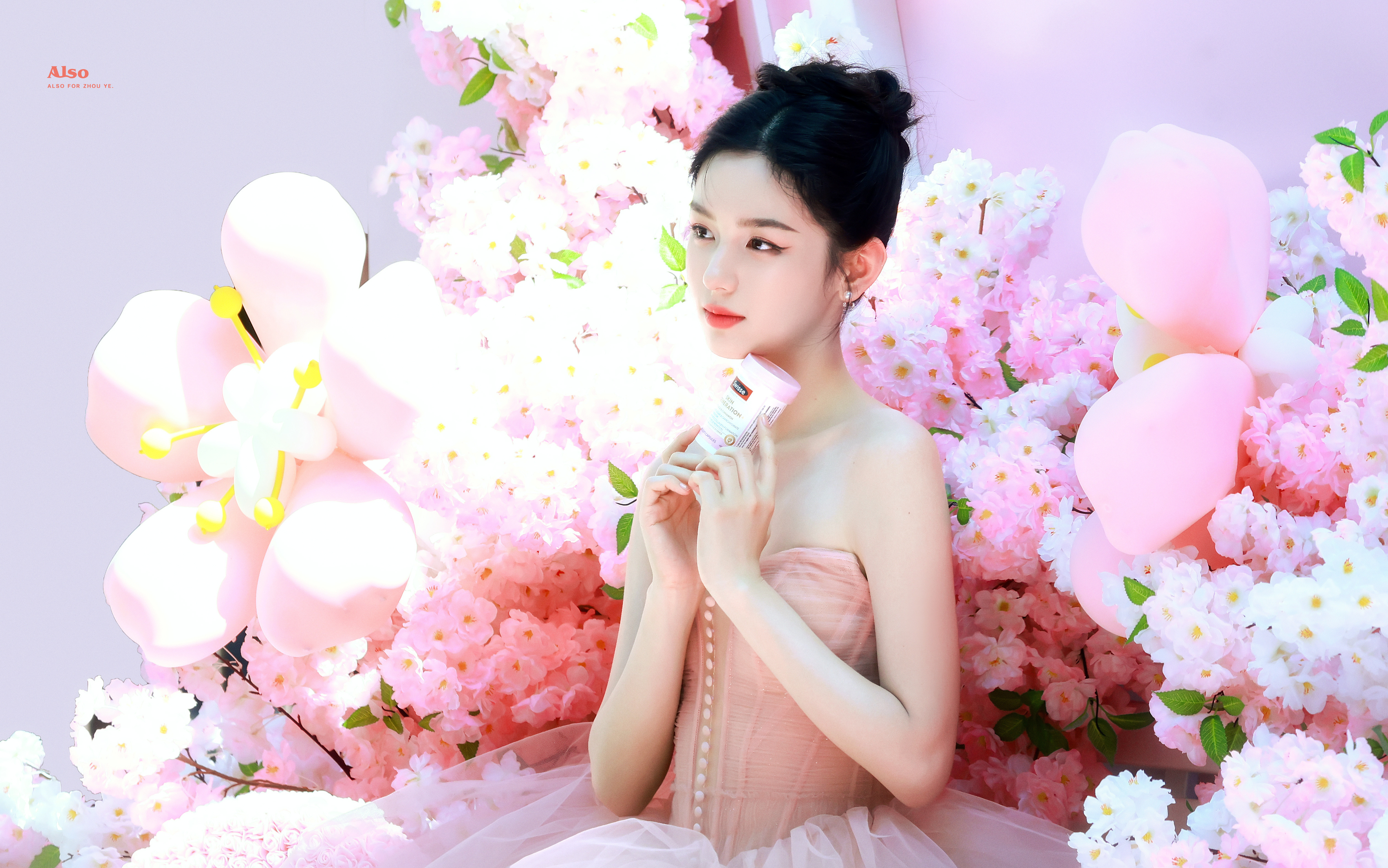 粉纱轻曳，似揉碎了春日云霞，周也身处烂漫花簇间，优雅与甜美交织，仿若从童话里走来