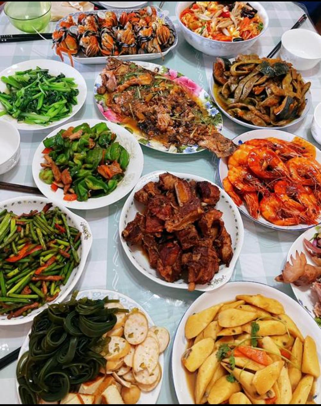 我怎么看呢？当然是在家吃着中华美食坐着看了！没办法，谁让咱们中国菜这么好吃呢！