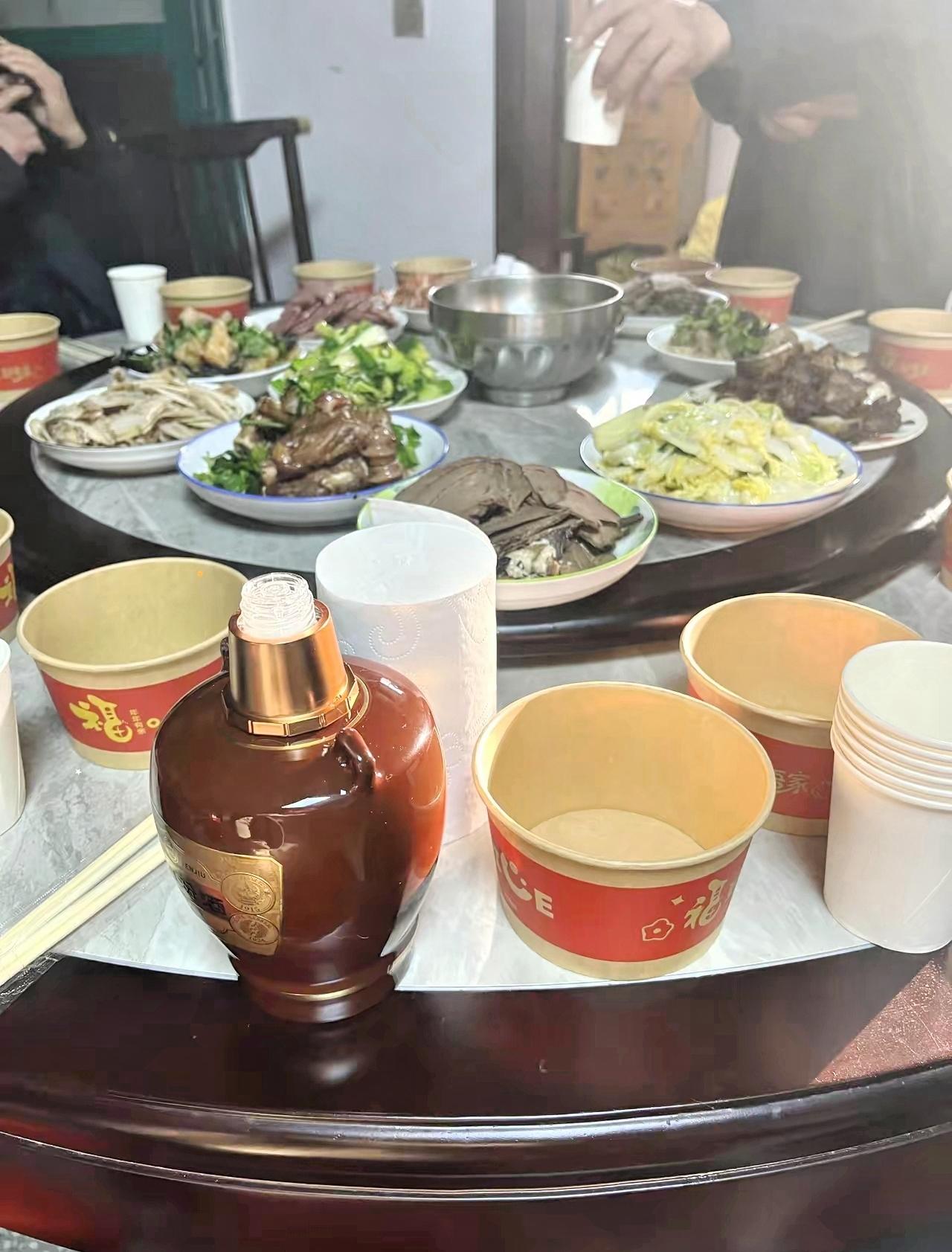 我爸就是爱装逼，昨天几个老表给他拜年，别人喝多了，给他磕头拜年，自己平常扣的给啥