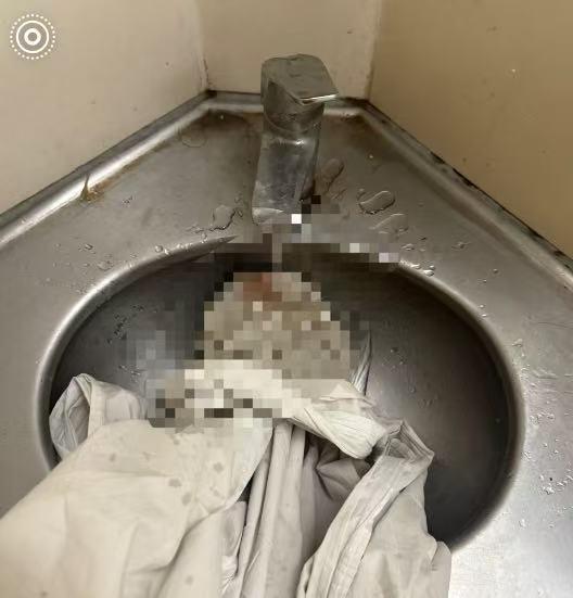 甘肃兰州，女子乘坐卧铺出门，不料，半夜休息时突然来了大姨妈，第二天发现床单都被弄