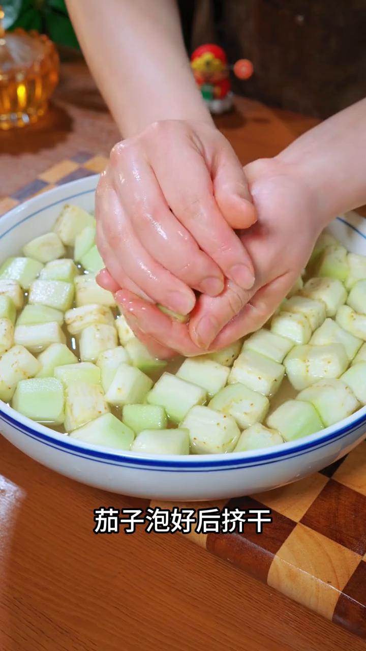 茄子新吃法。我做梦都没想到把鸡蛋液倒进茄子里出锅想不到这么好吃，不炒也不凉拌，