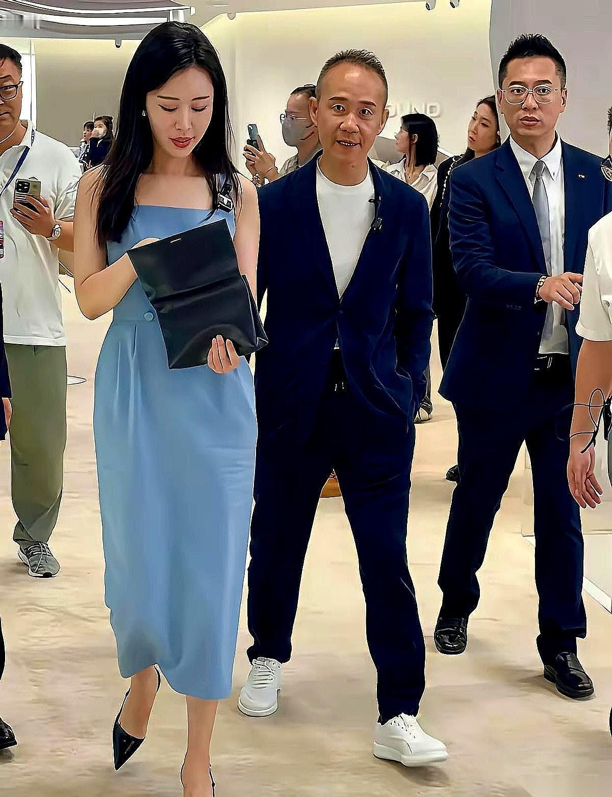 2026-01-01万科新年公告：王石2025年退休金760万，同比砍