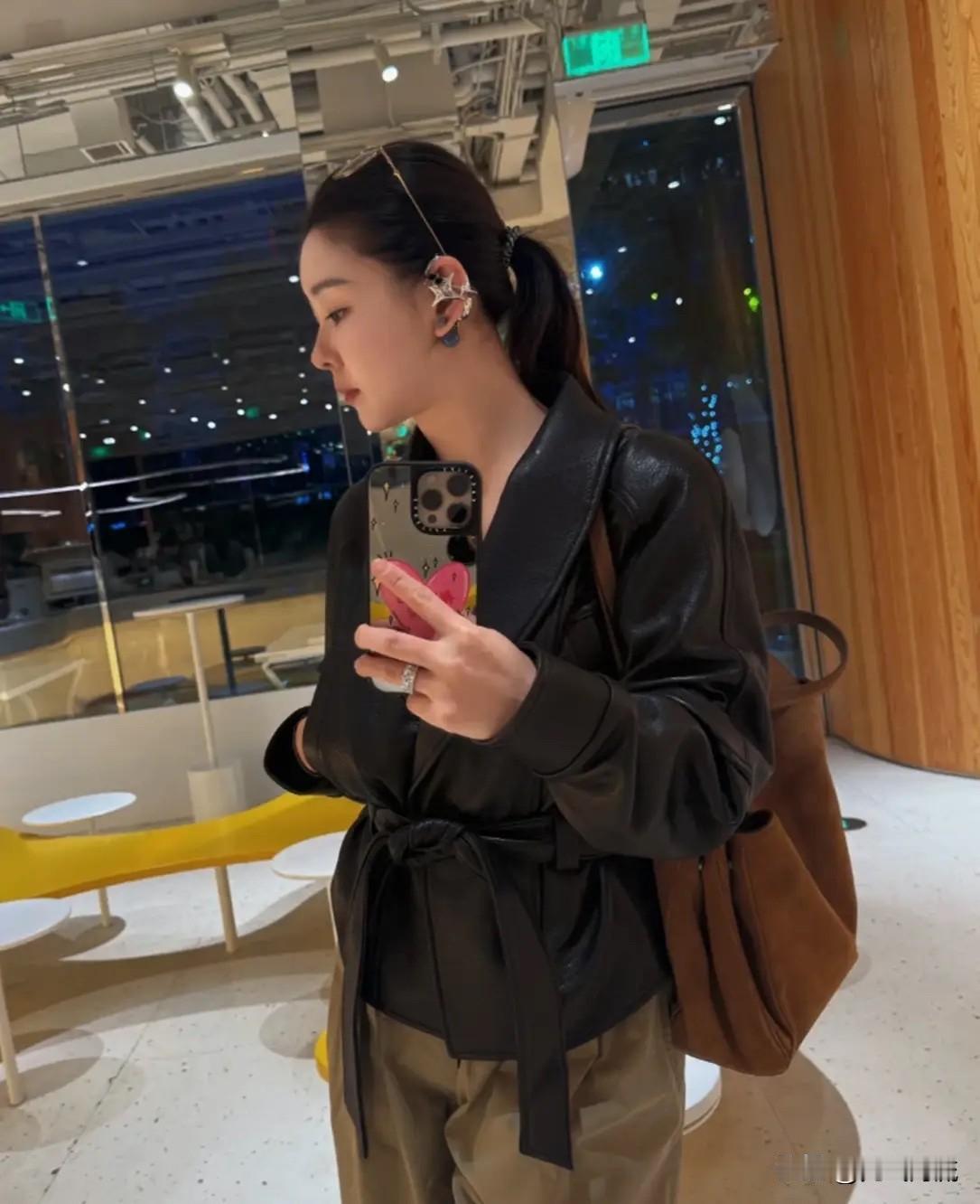 四十女人开百万豪车，皮肤嫩得像个学生，背后藏着啥秘密。大连有个四十多岁的李小萌