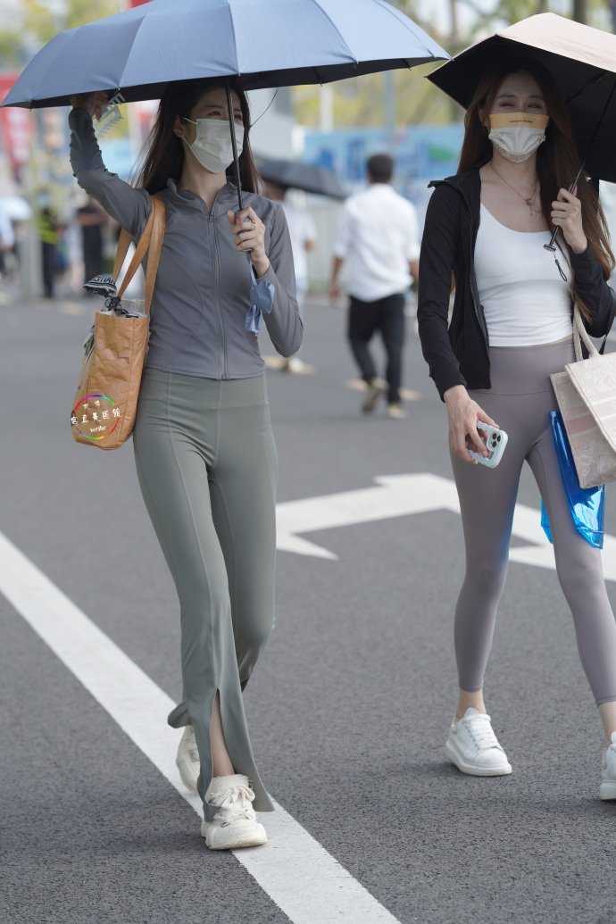 一眼心动！瑜伽裤美女的活力感