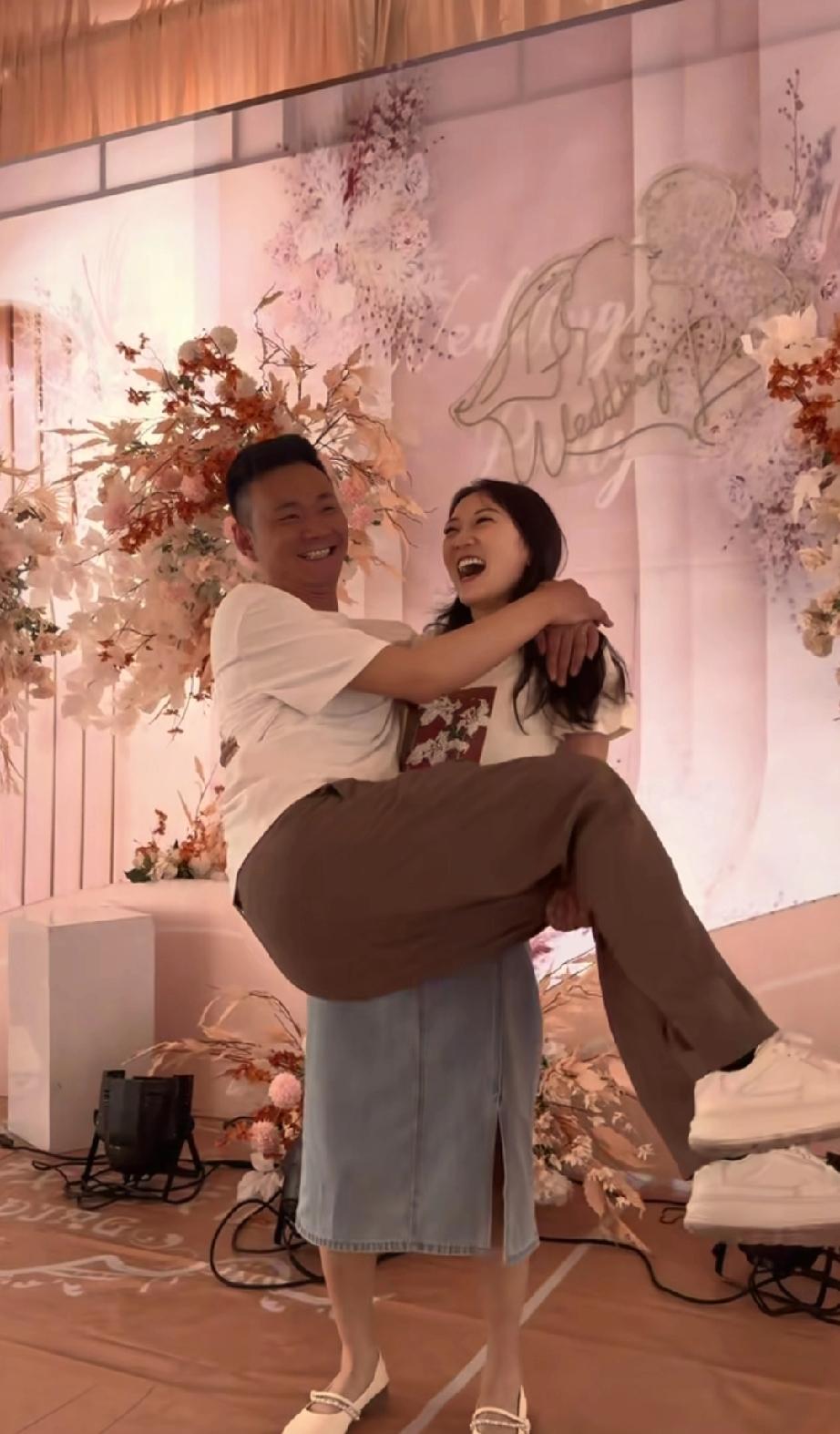 去年刚结婚，却也没有了初次见面时的好感，婚礼也就是走走过场，但是厉爸厉妈是真心把