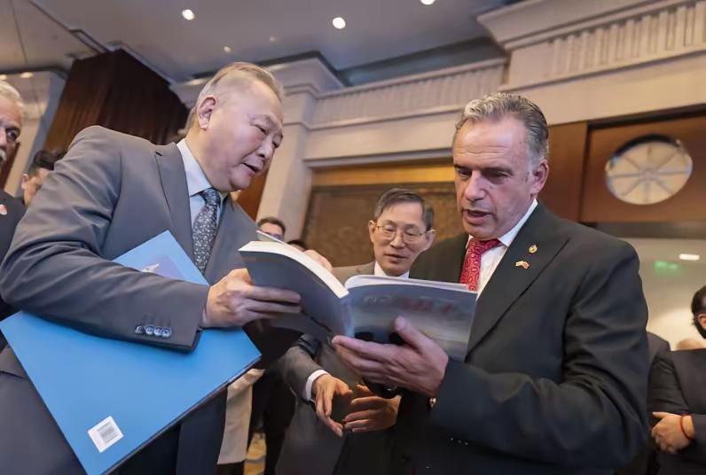 乌拉圭总统奥尔西回国后，仍“意犹未尽”！他感叹说：“这次访华，是乌拉圭迄今为