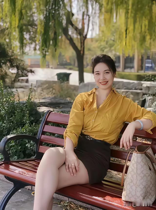 秋日暖阳下，笑靥如花的她，坐在长椅上，享受宁静时光。