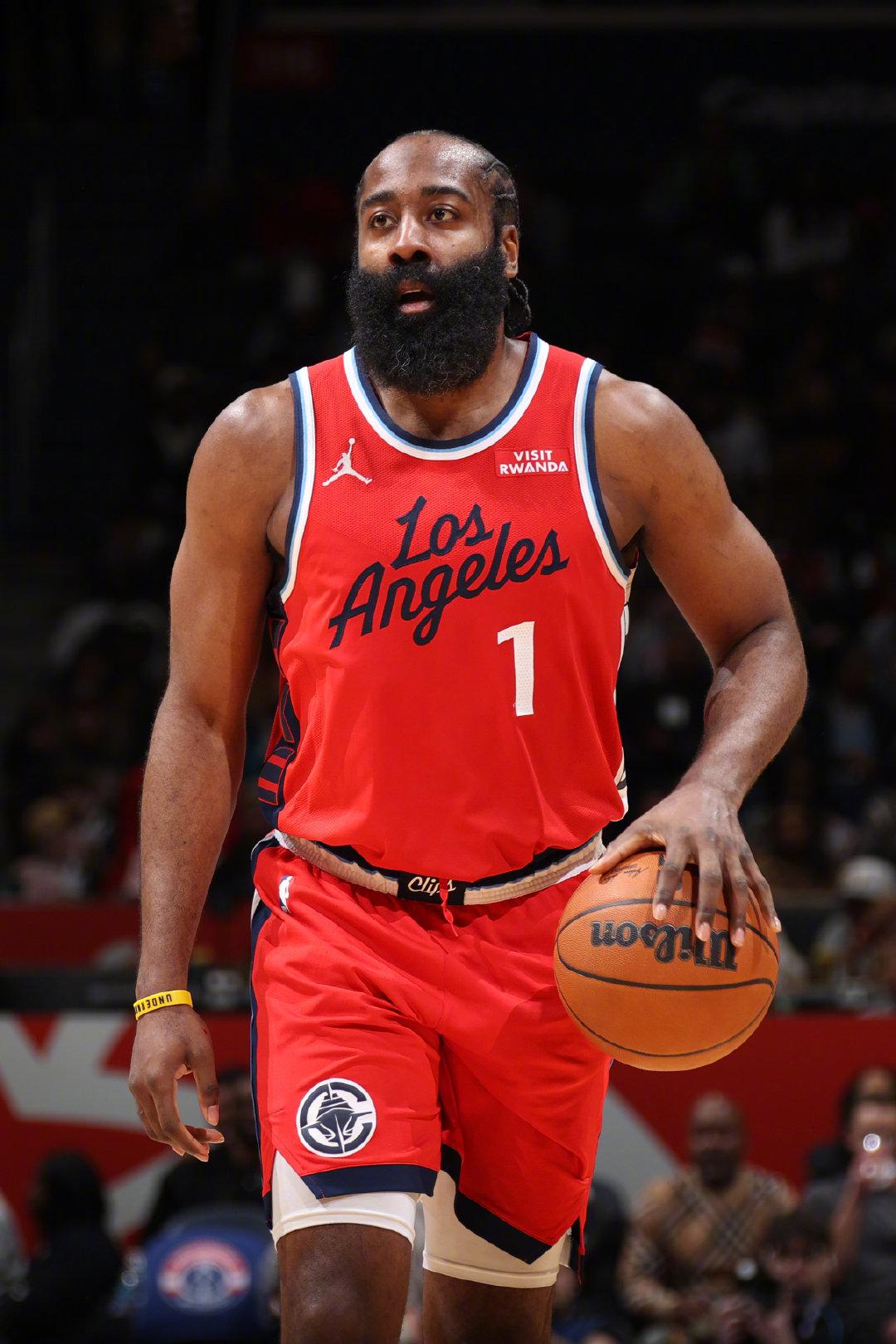 今天哈登又打了36分钟！明天还要背靠背打公牛，还是连续客场。今天哈登还是没开三