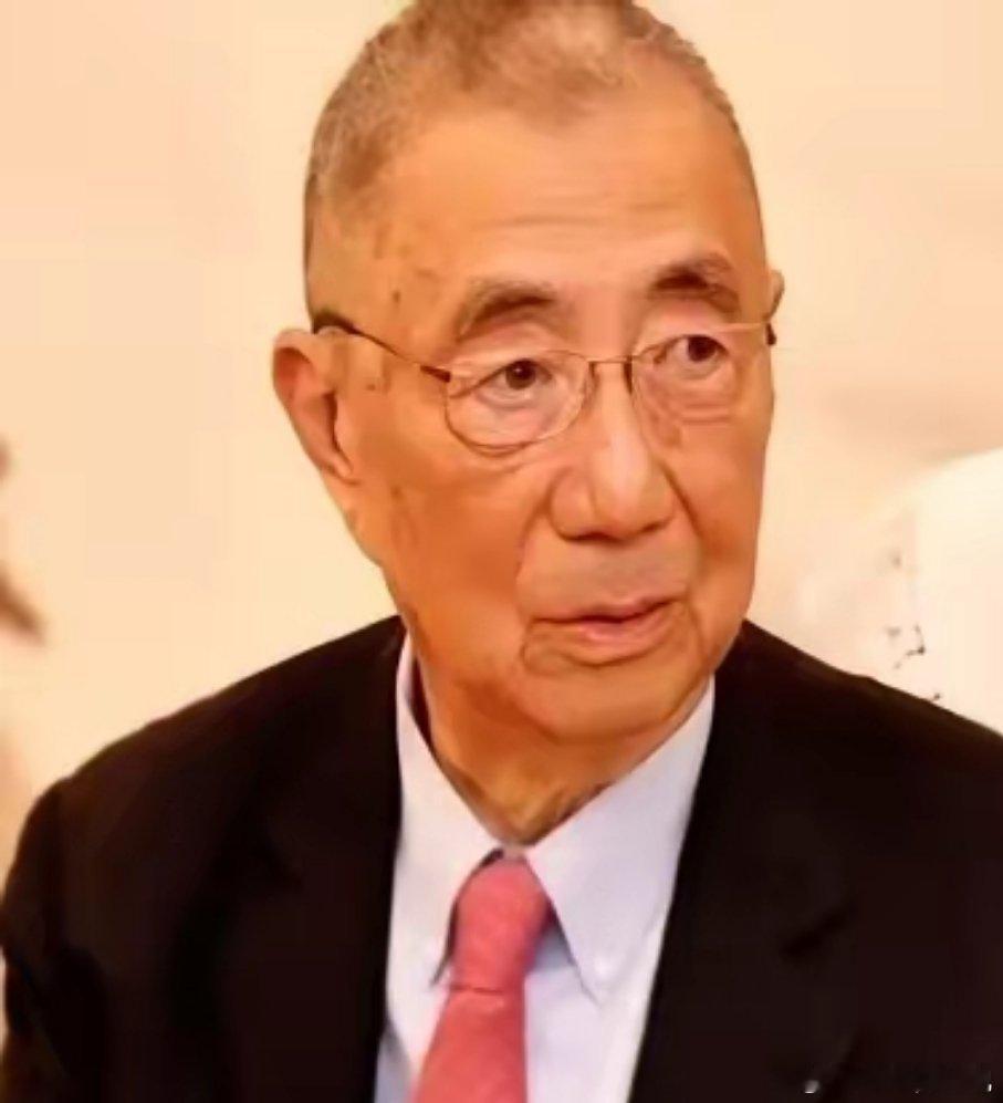 在万众瞩目的诺贝尔奖颁奖典礼上，一位刚登上世界科学之巅的华人科学家，竟被要求“不