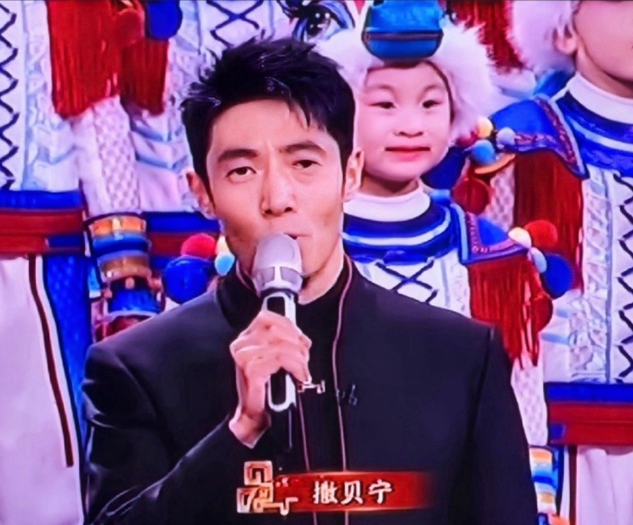 撒贝宁，春晚热搜第一人！2月16日，央视春晚，第一个冲上热搜的，谁能想到，不是相