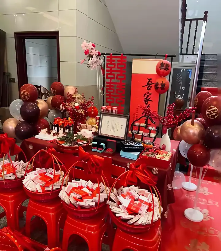 如今养女儿的父母也看透了。早些年，闺女出嫁，男方家给个几万彩礼，再摆个酒席，婚事