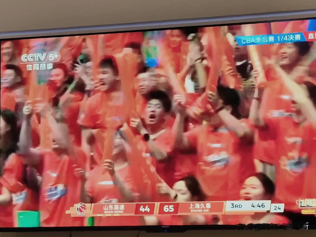 没出意外山东主场再负上海，止步半决赛，第一场客场输给上海五分，球迷感觉虽败犹荣。