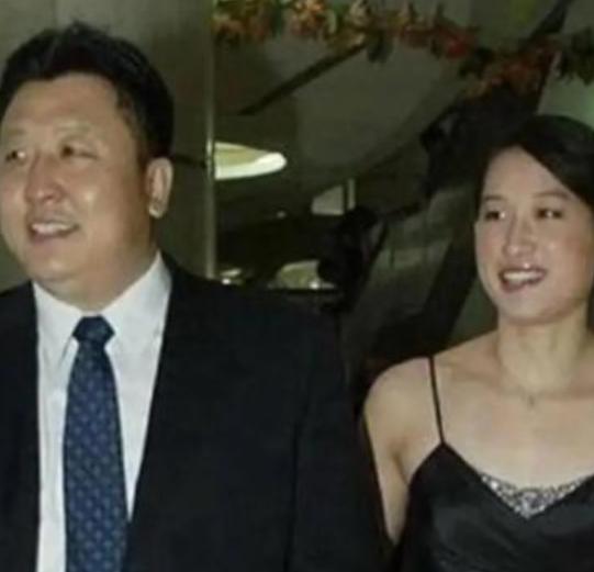 2016年，27岁的奥运冠军刘子歌，不顾父母反对，嫁给50岁教练后生下一儿一女。