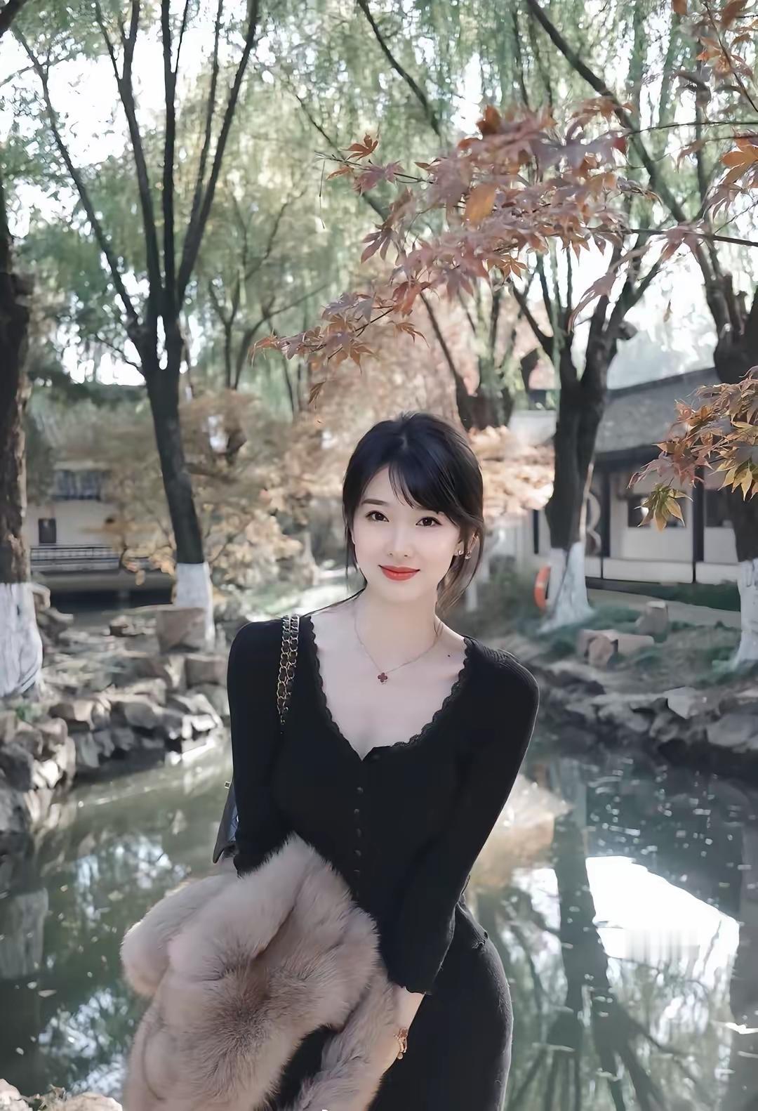 秋叶落，美人倚，水边思悠长。