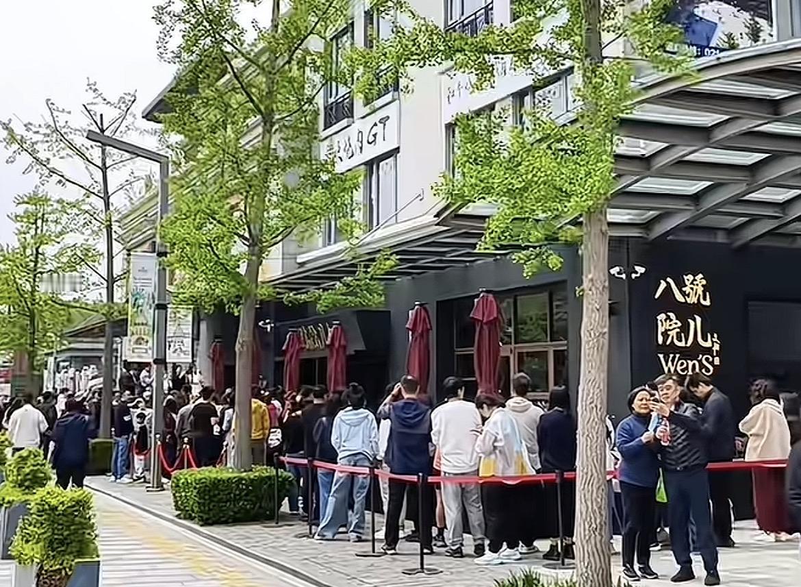 文章在上海开饭店了，人气爆棚啊。文章在上海开了一家陕西面馆，顾客排起了长队，