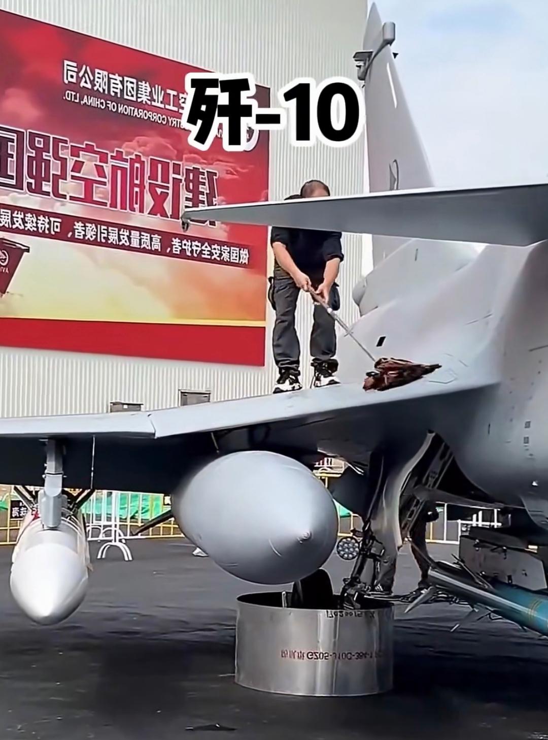 一边用拖把使劲拖，一边是用毛巾轻轻擦，这“待遇差”，戳中了无数军迷的笑点！