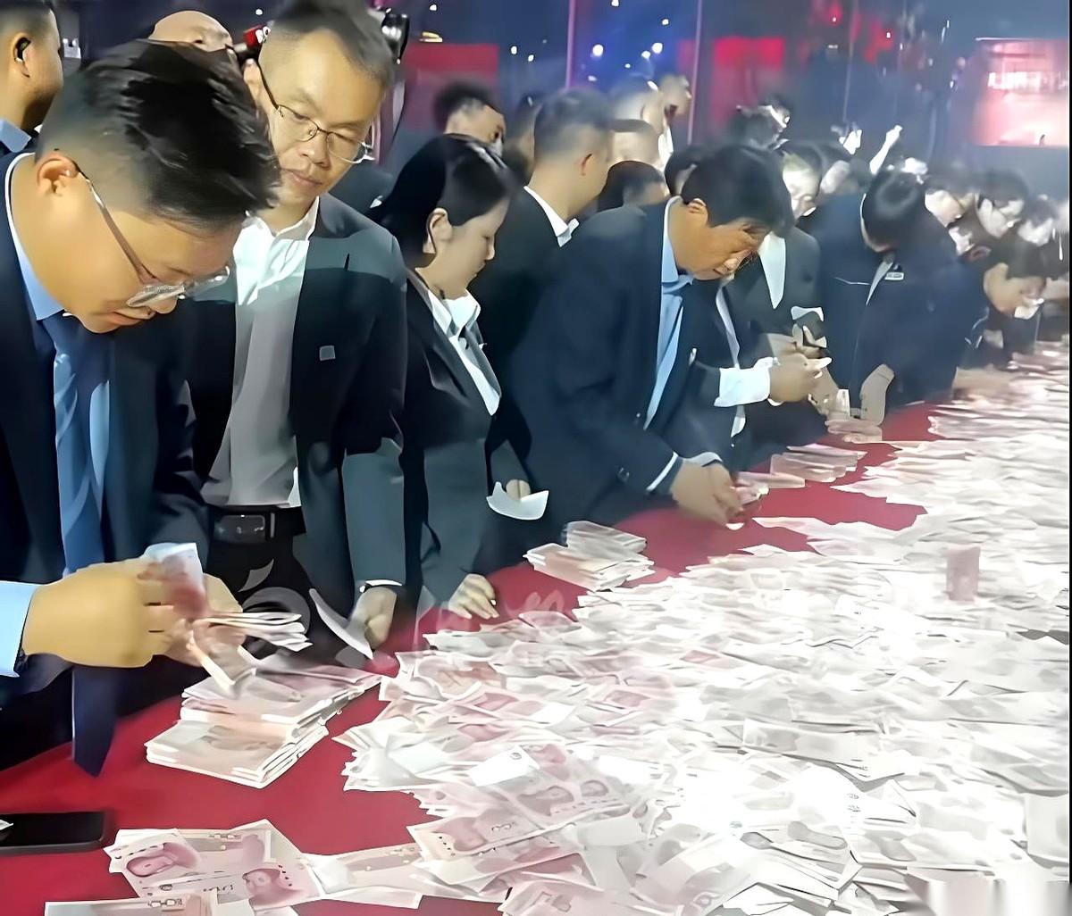 把1.7个亿的现金，堆成一座山，发给员工，是一种什么体验？河南矿山那个老板，崔