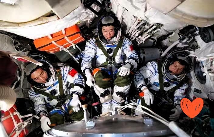 这波太空应急操作，全世界都看傻了，神舟二十号乘组换乘神舟二十一号，原来是因为