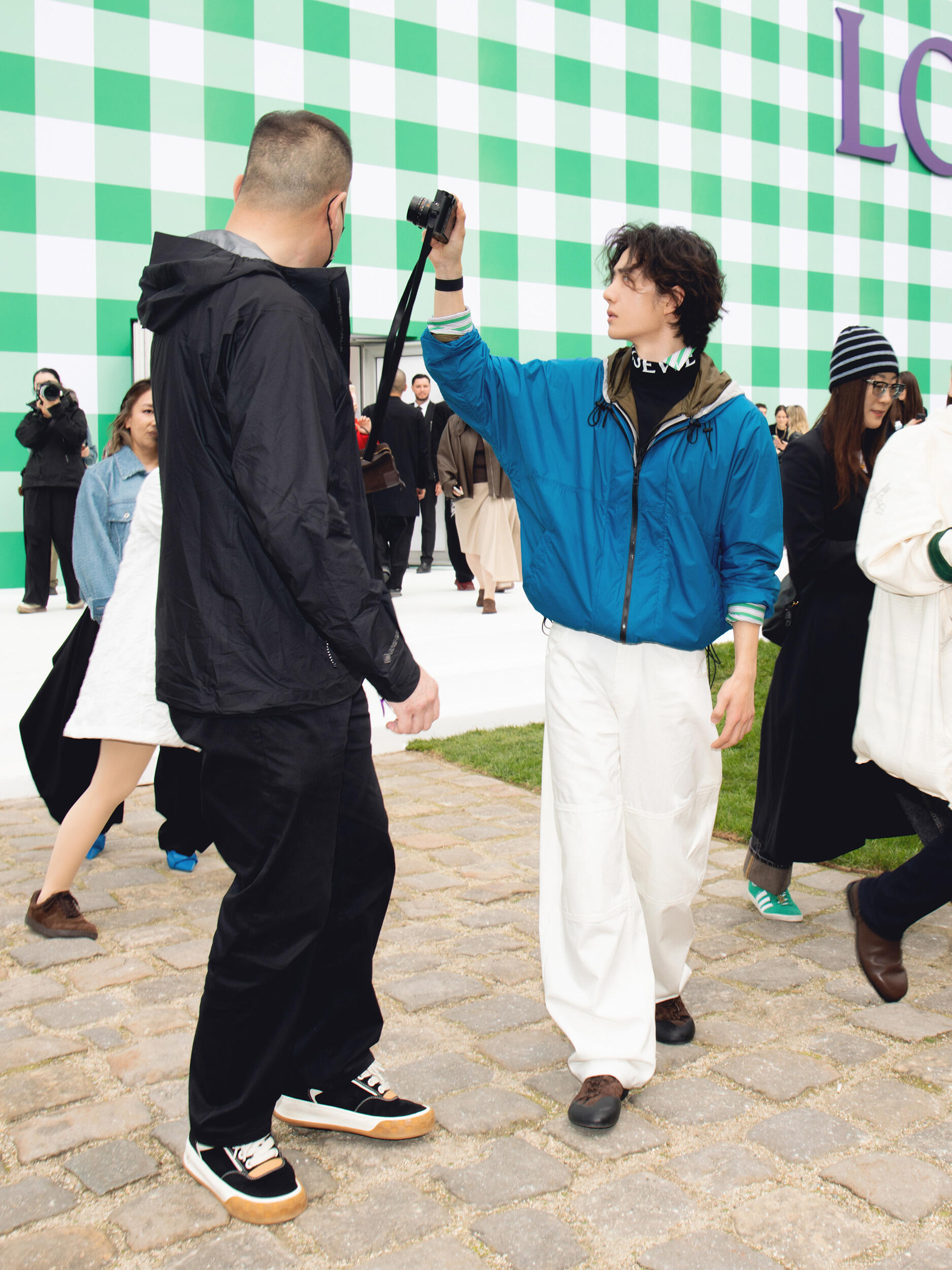 超近距离看王一博王一博绿色dw🈶绿色的LOEWE大logo