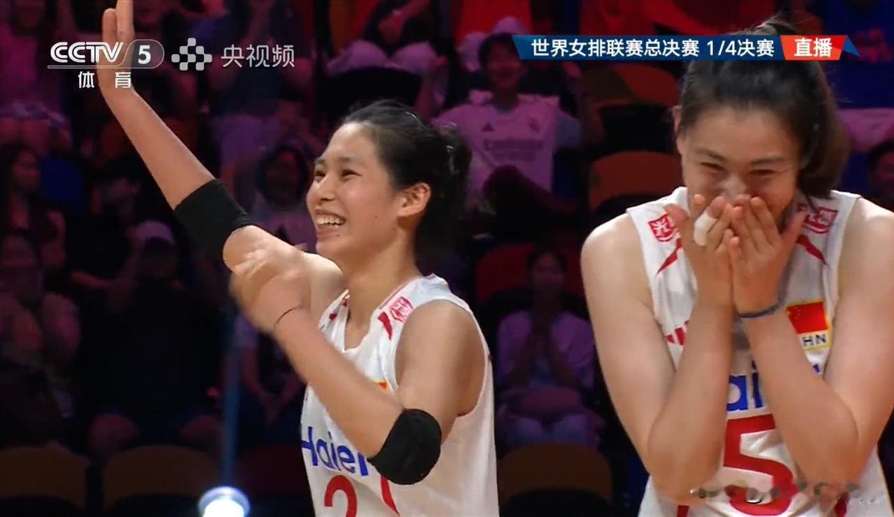 中美女排澳门总决赛狭路相逢，有亚洲东方面孔的球迷手举美国国旗为美国队加油，引起球