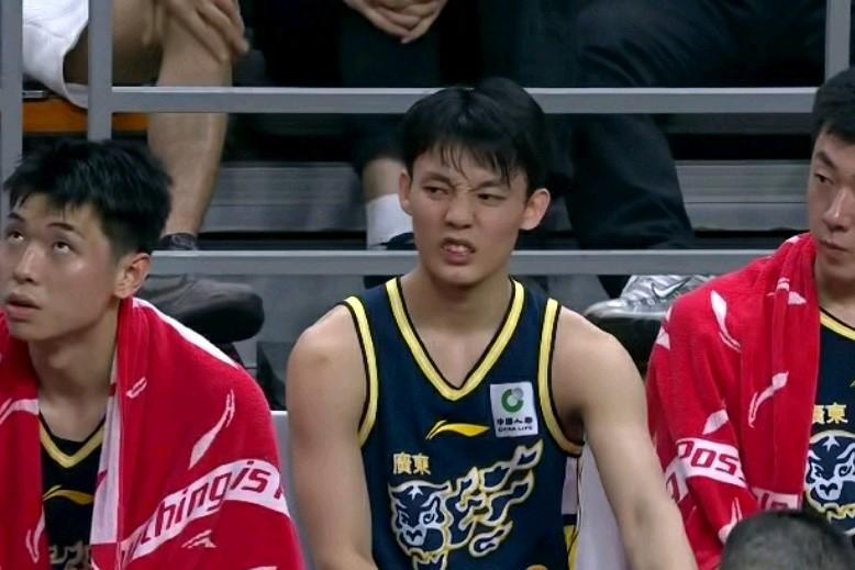 徐杰既受伤又失落！身体有点太不争气了，在广东东阳光主场被北京北汽绝杀的比赛中