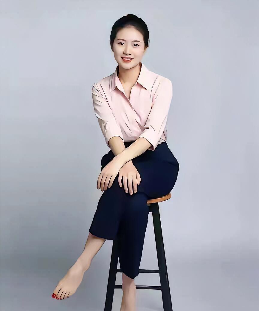 照片中的这一位美女穿上这种职业装，很干练有女王范，但是这脚丫子涂的指甲油，太难看