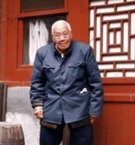 晚清时期，婉容把太监孙耀庭叫进闺房，命令他伺候自己冲澡，谁知，当她解开衣衫，孙耀
