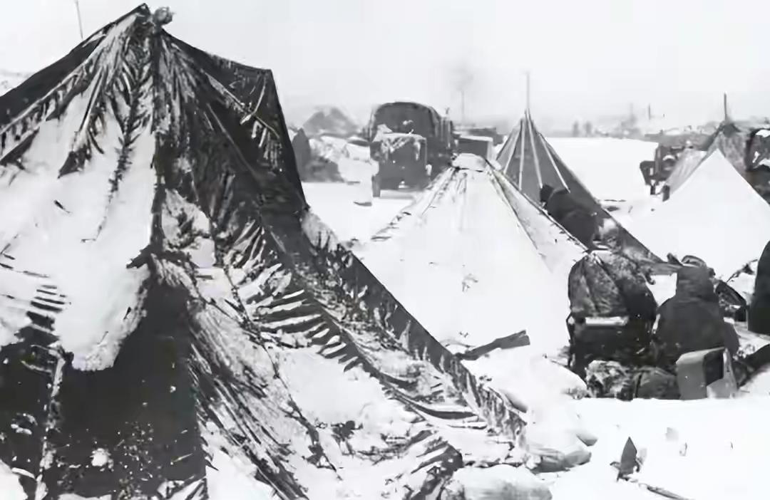 志愿军发现帐篷熟睡的美军，正要击毙时，排长却赶紧制止：别开枪战士们的手指已