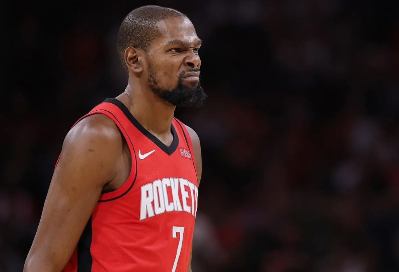 火箭输球三大败笔！1、杜兰特作为球队的绝对核心人物，杜兰特本场比赛状态全无，