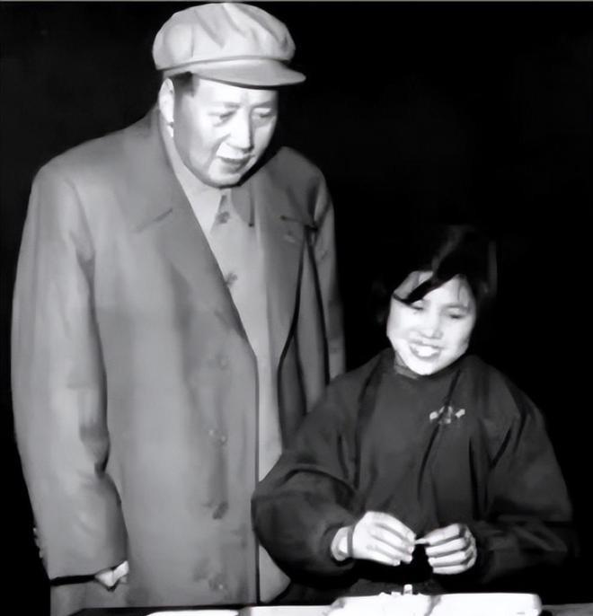 1958年，毛主席来到沈阳机床电器厂视察，全厂工人都低头不语，只有一位年轻女性大