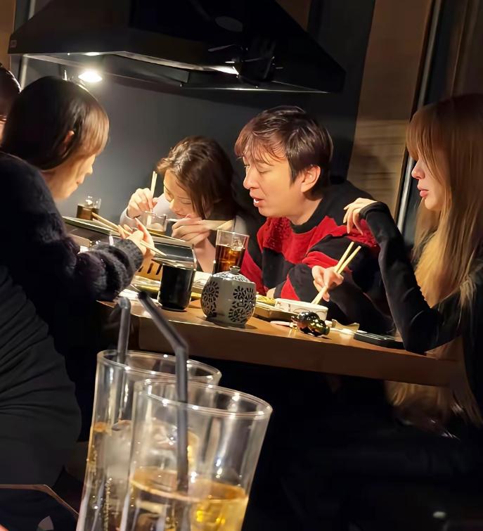 37岁的王思聪，带着几个妹子在日本酒居屋吃饭，这脸盘子又大了一圈。别看就这点菜