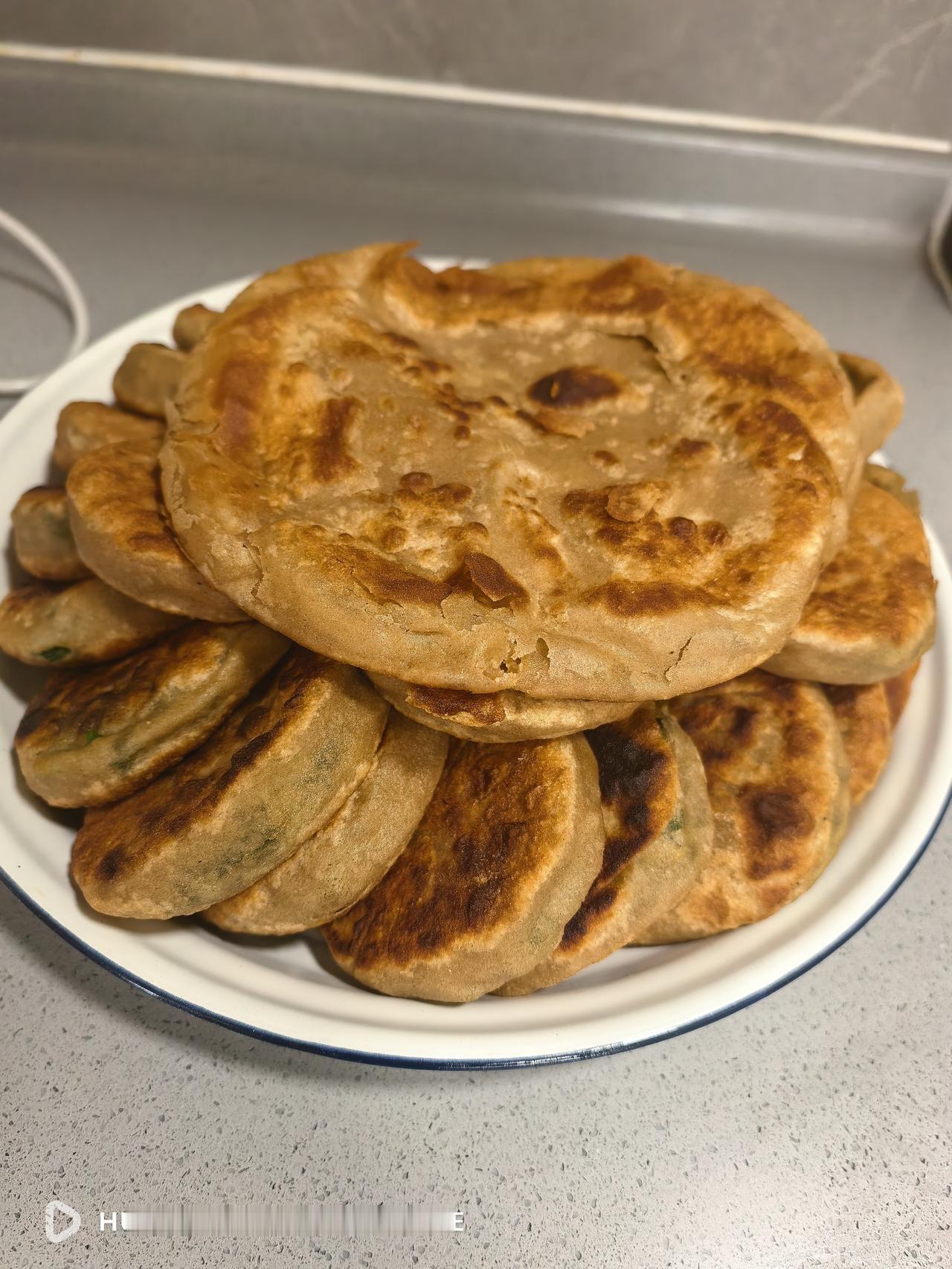 今晚我俩人的简餐:主食.全麦面粉韭菜鸡蛋菜合子。说是往后一段时间韭菜就不好了，