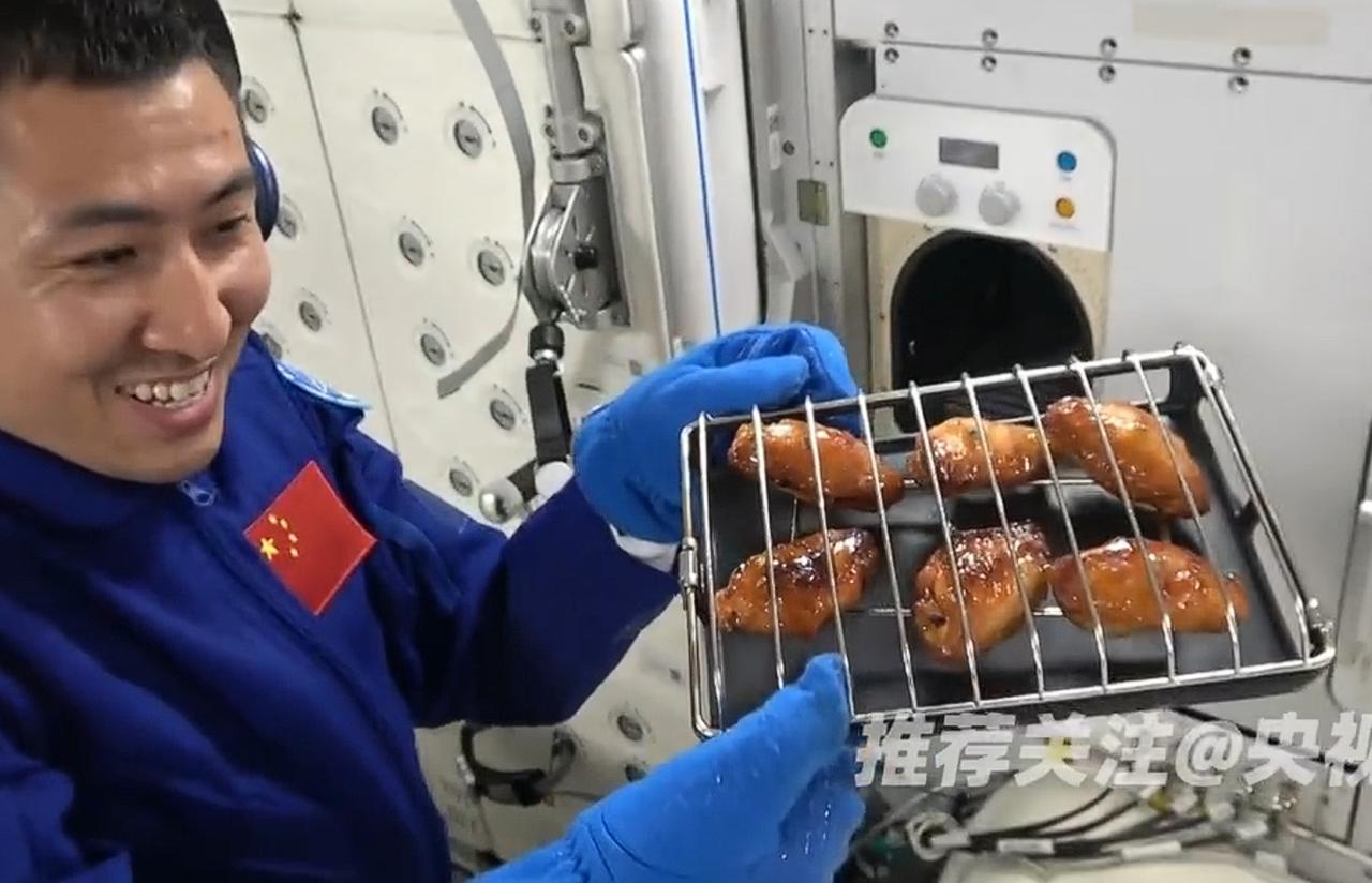 中国空间站可以吃烧烤了！宇航员在太空开吃播，隔壁美国人得馋死果然，种菜和美食