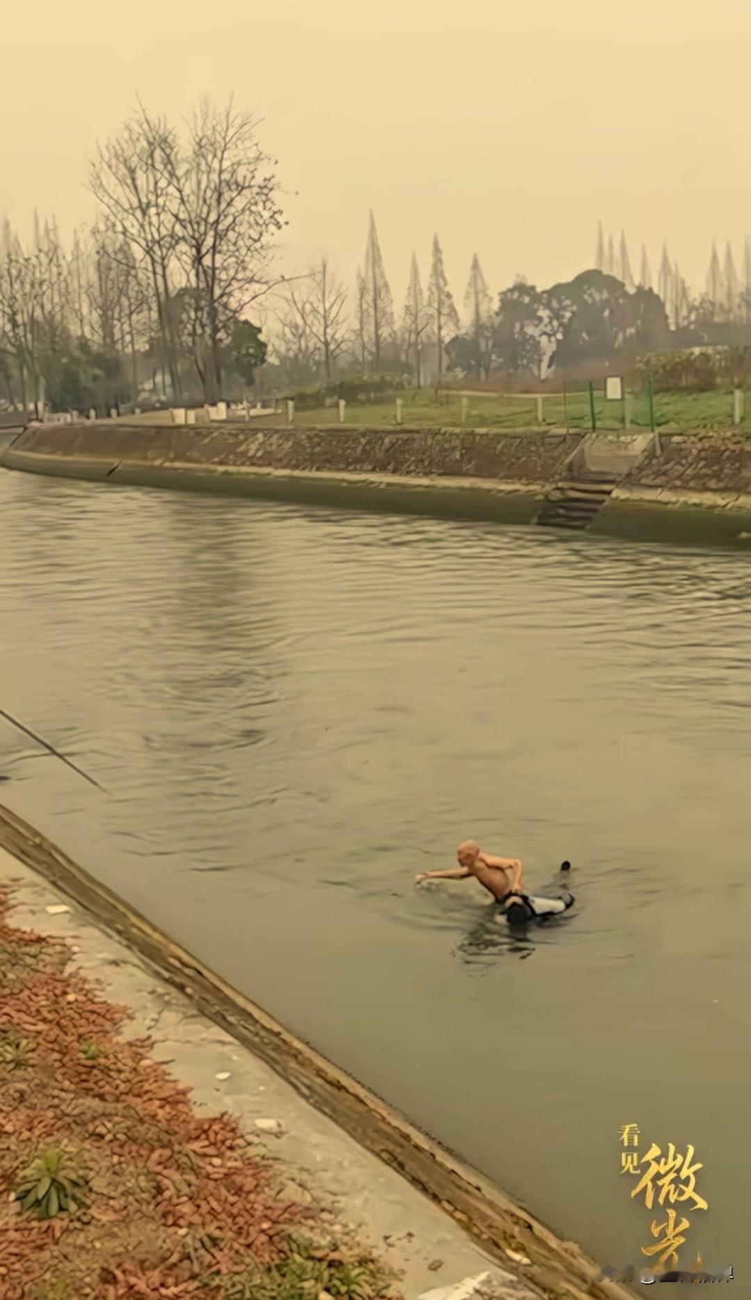 71岁大爷脱下衣服跳入冰冷的河水中救人，上人民日报了，网友们说：“英雄无关年龄，