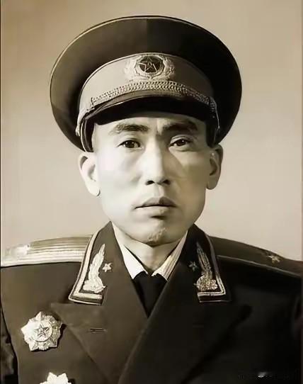 1955年，授衔名单发下来那天，猛将王必成脸都黑了。他盯着纸上两个名字，一个是他