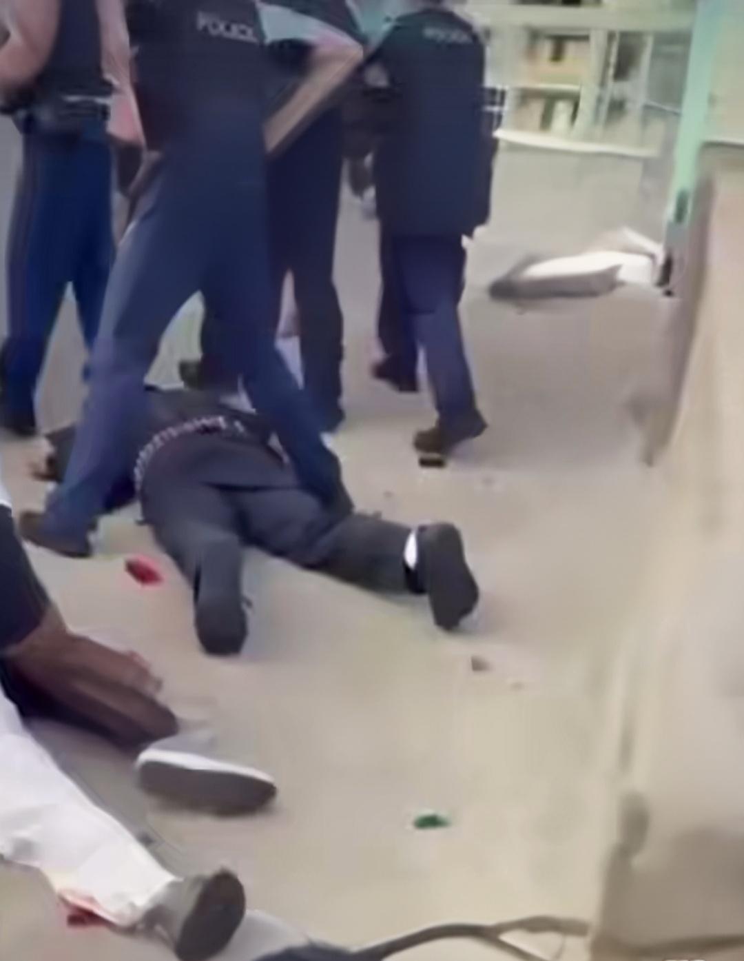 扫射整整十分钟，现场宛如炼狱！澳洲商场突发血腥枪击，目击者回忆时声音仍在颤抖。