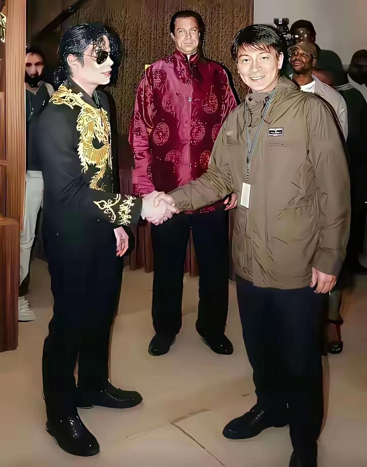 两位巨星后面这个高个子男人是谁啊？
