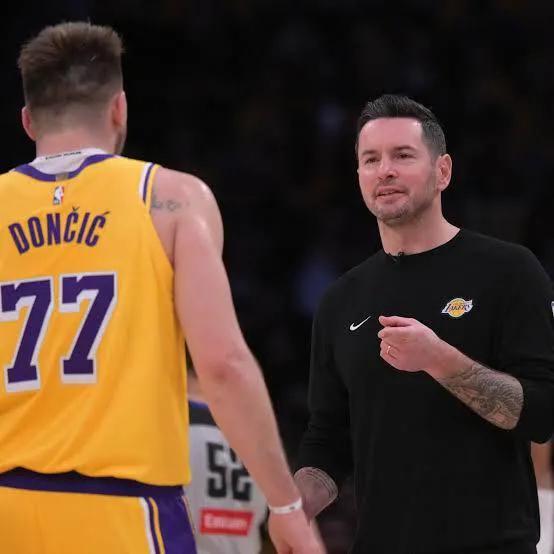 说实话雷迪克可以下课助教坐着布鲁克斯和麦克米兰这两个教练随便一个都比他强雷