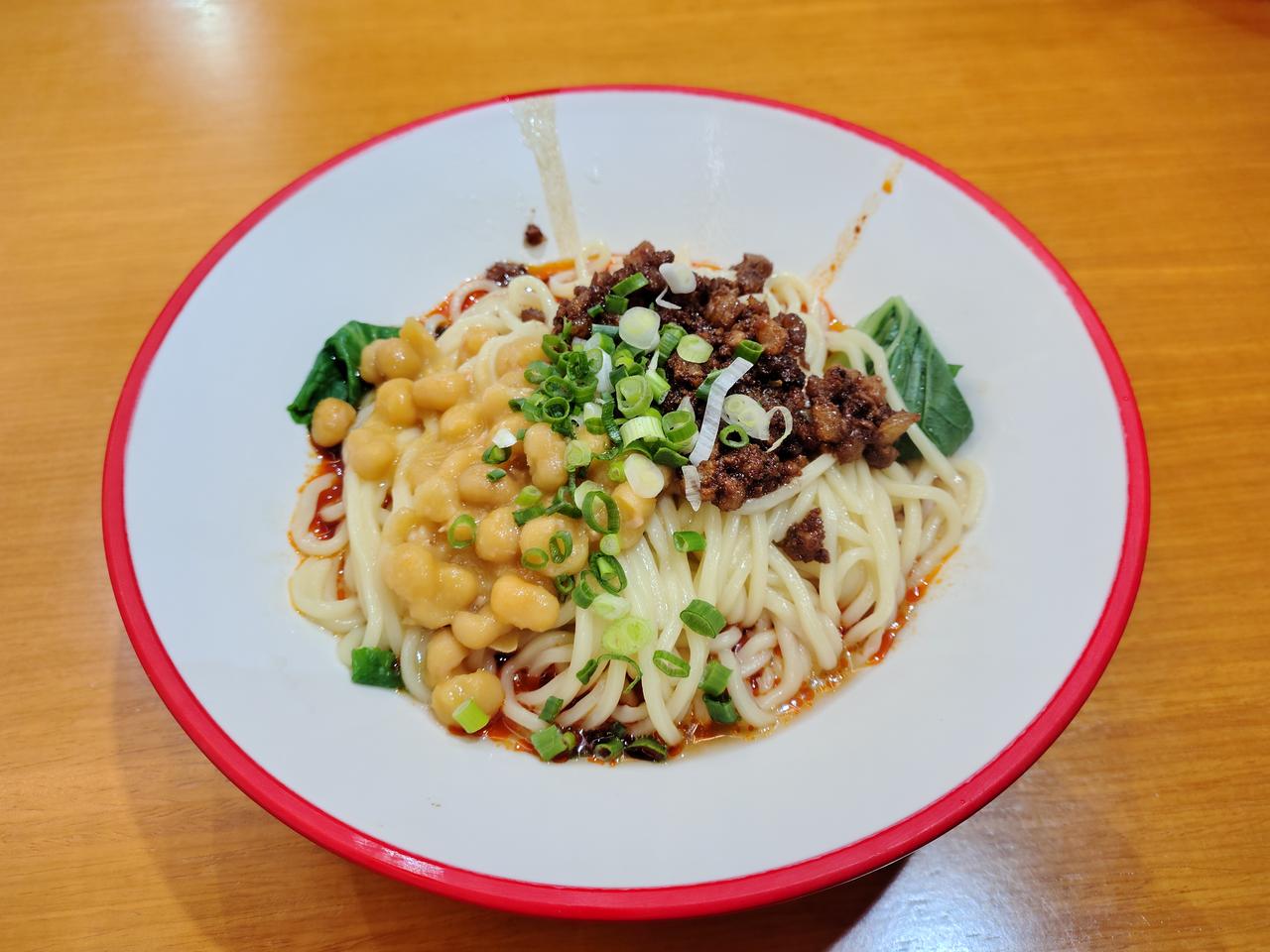 在成都，感觉小面都快吃不起了！今天晚上在三环外的一家面馆点了三碗经典拌面，一碗豌