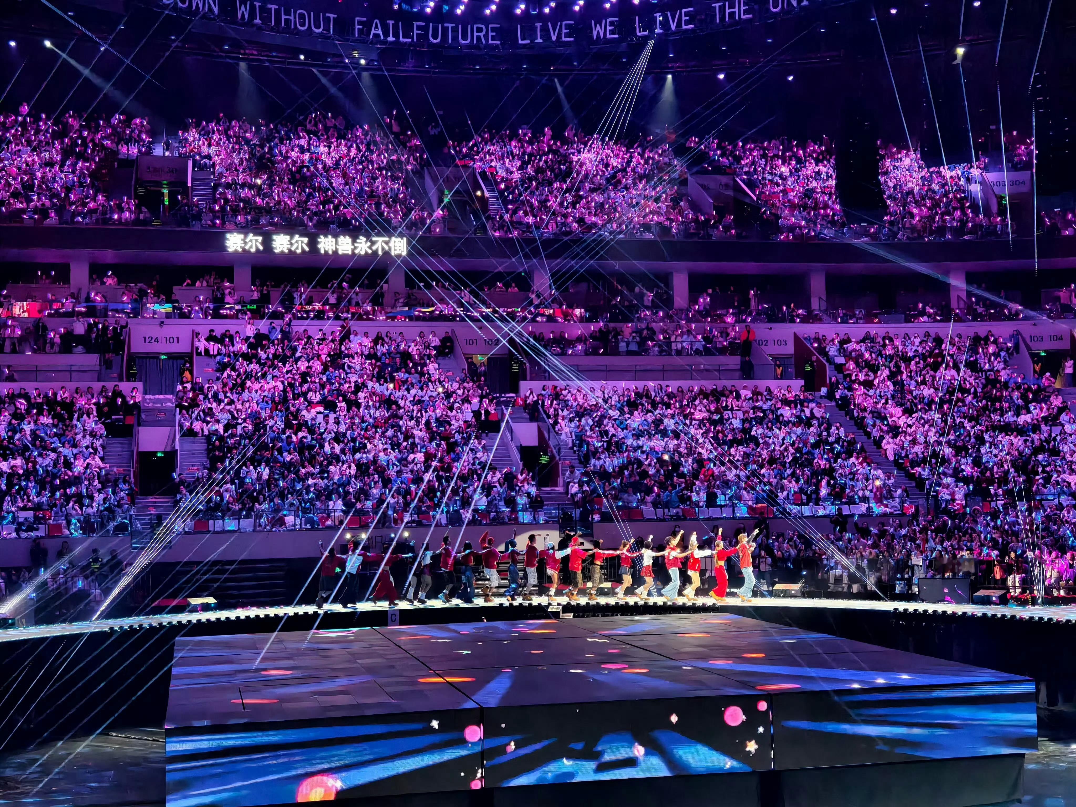 张杰演唱会置景张杰演唱会置景好看到哭了，这么绚丽的置景加上这么完美的音乐，这场视