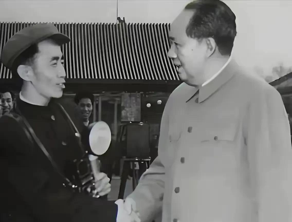 看到毛主席和专职摄影师吕厚民握手的照片，我心里特别感动。在过去，拍照可不像现在