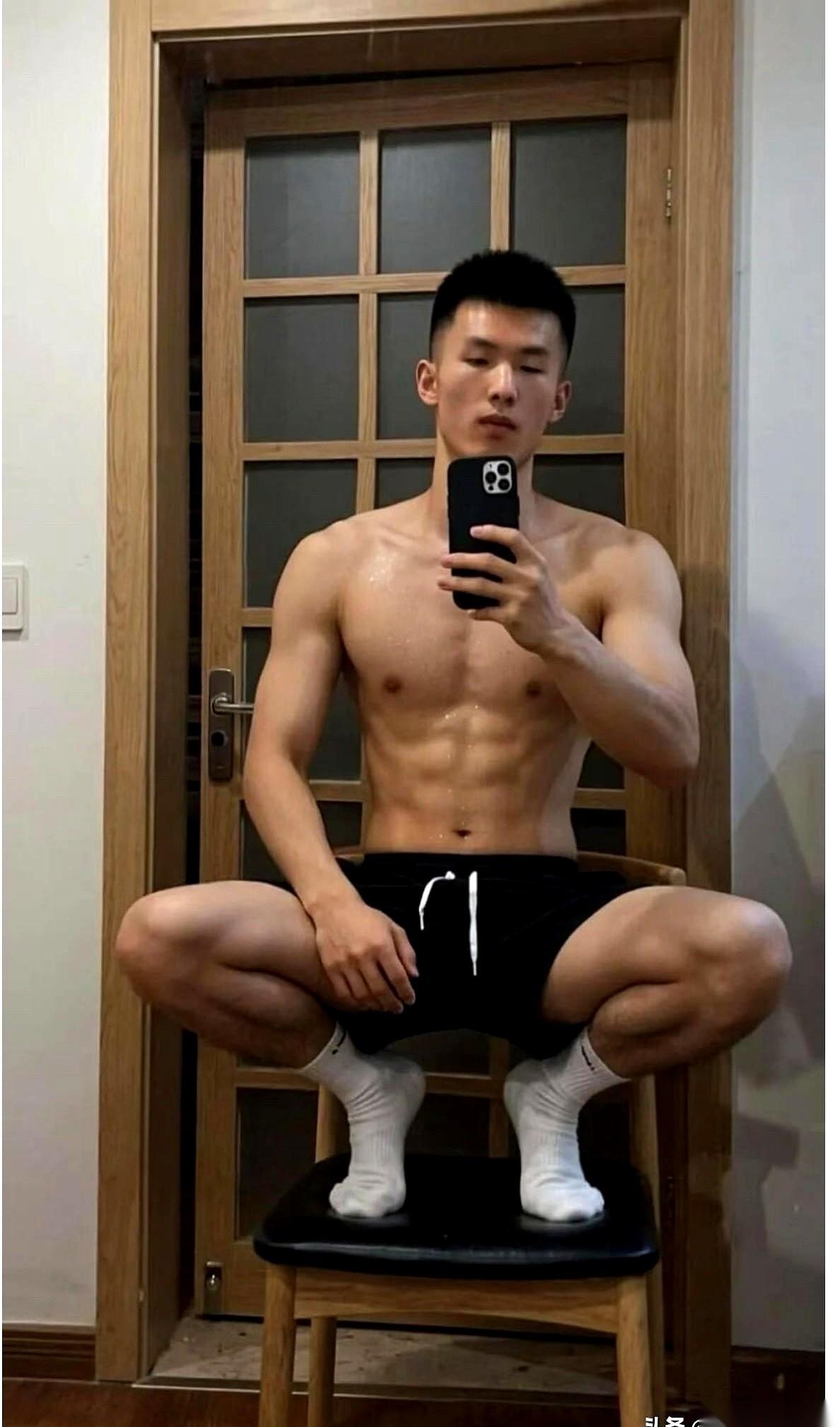 我跟你说，第一次进北方澡堂子，尤其是东北的，直接给我三观干碎了。真的，就那一瞬