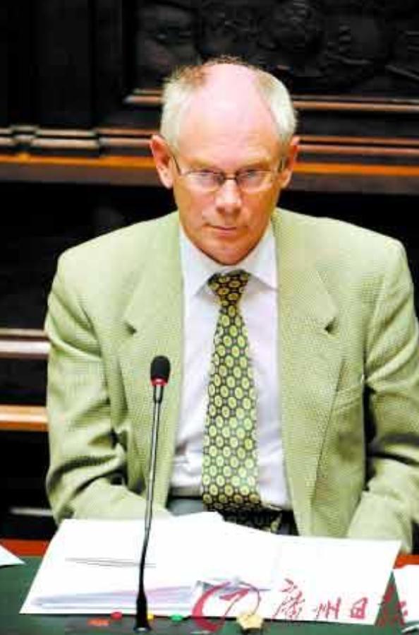 一位比利时首相曾斩钉截铁地说：“人人都想加入欧盟，没人想加入中国。”他把话筒往