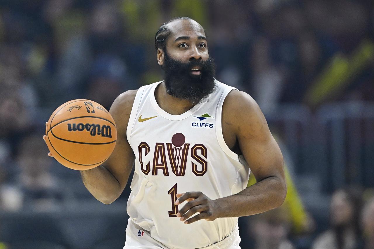 哈登加盟骑士后，仅用18胜6负不但征服了骑士全队，更是有多位NBA退役名宿公开称