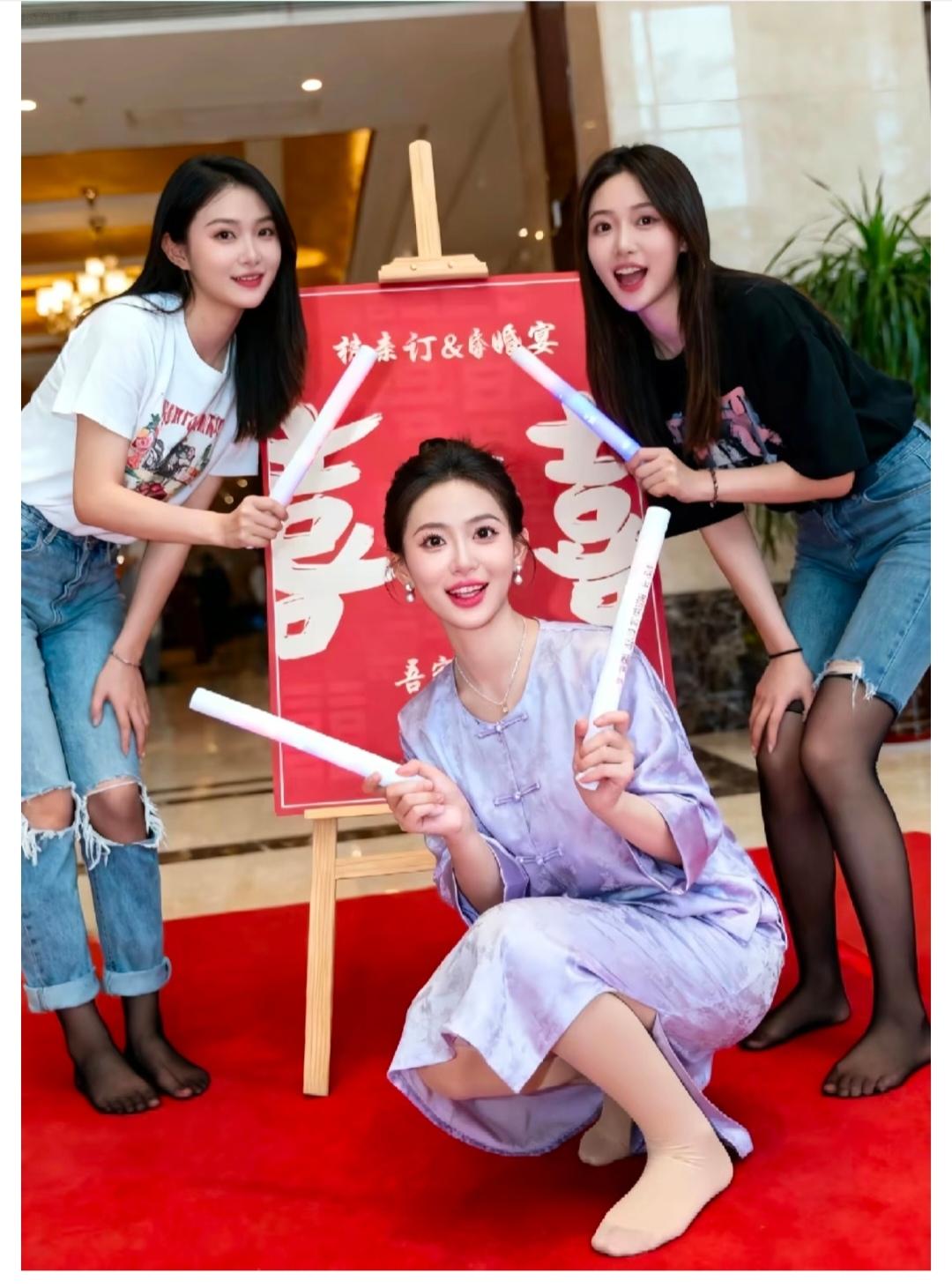 这么漂亮的女孩，为什么都光着脚呢？