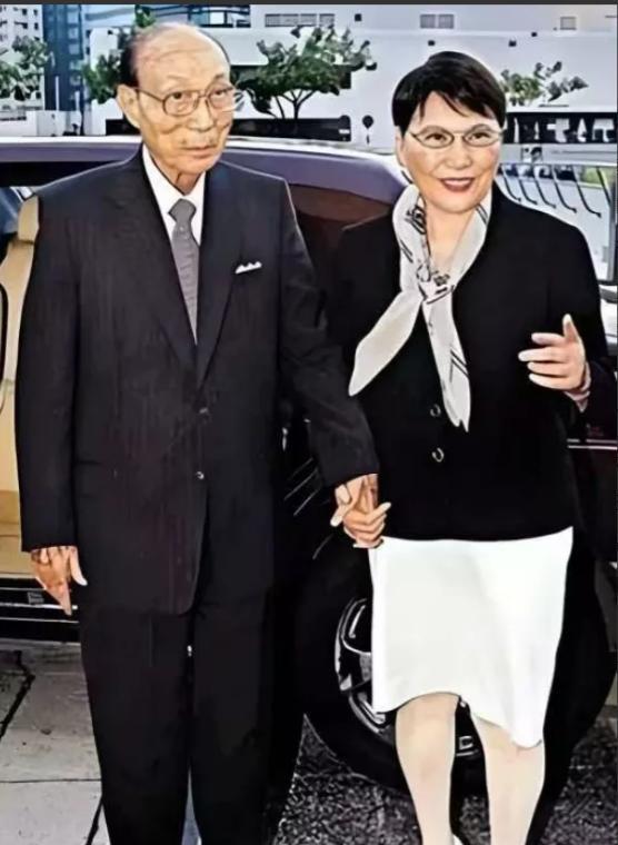 邵逸夫是个谜！他每年向国内捐1亿港币，2014年邵逸夫去世，他死后200