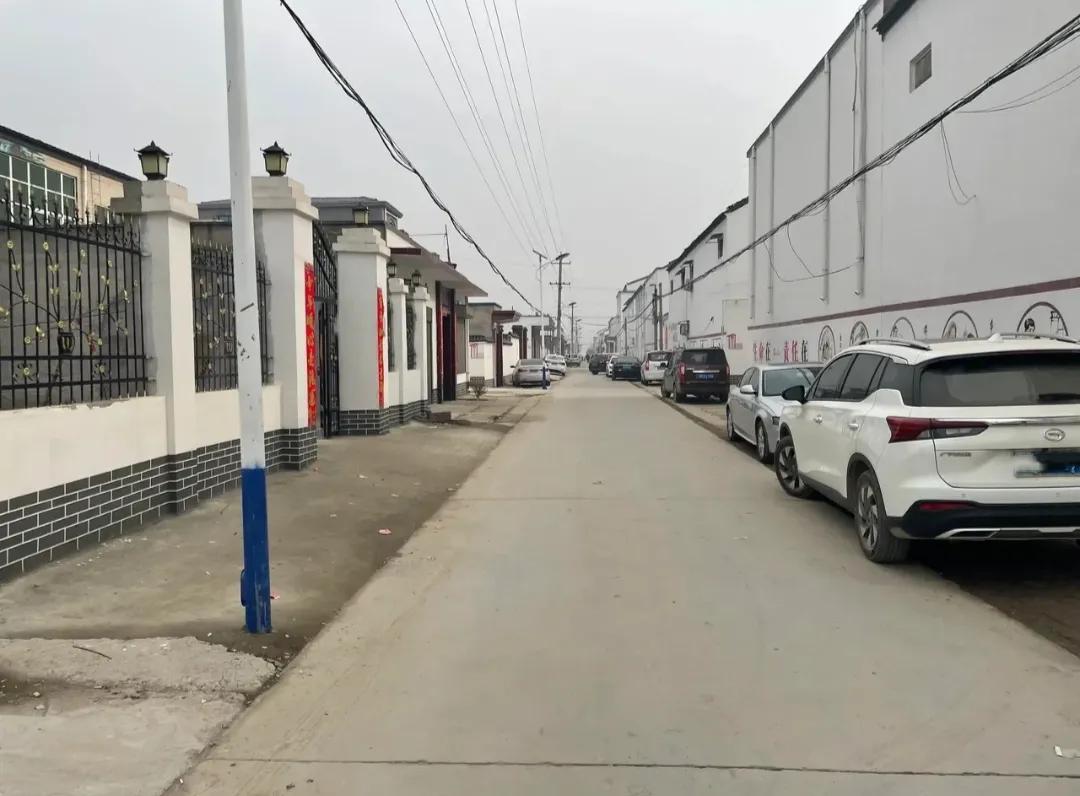 今年回老家发现一个奇怪的现象，现在农村的风气完全变了。邻居大爷生病住院了，他有